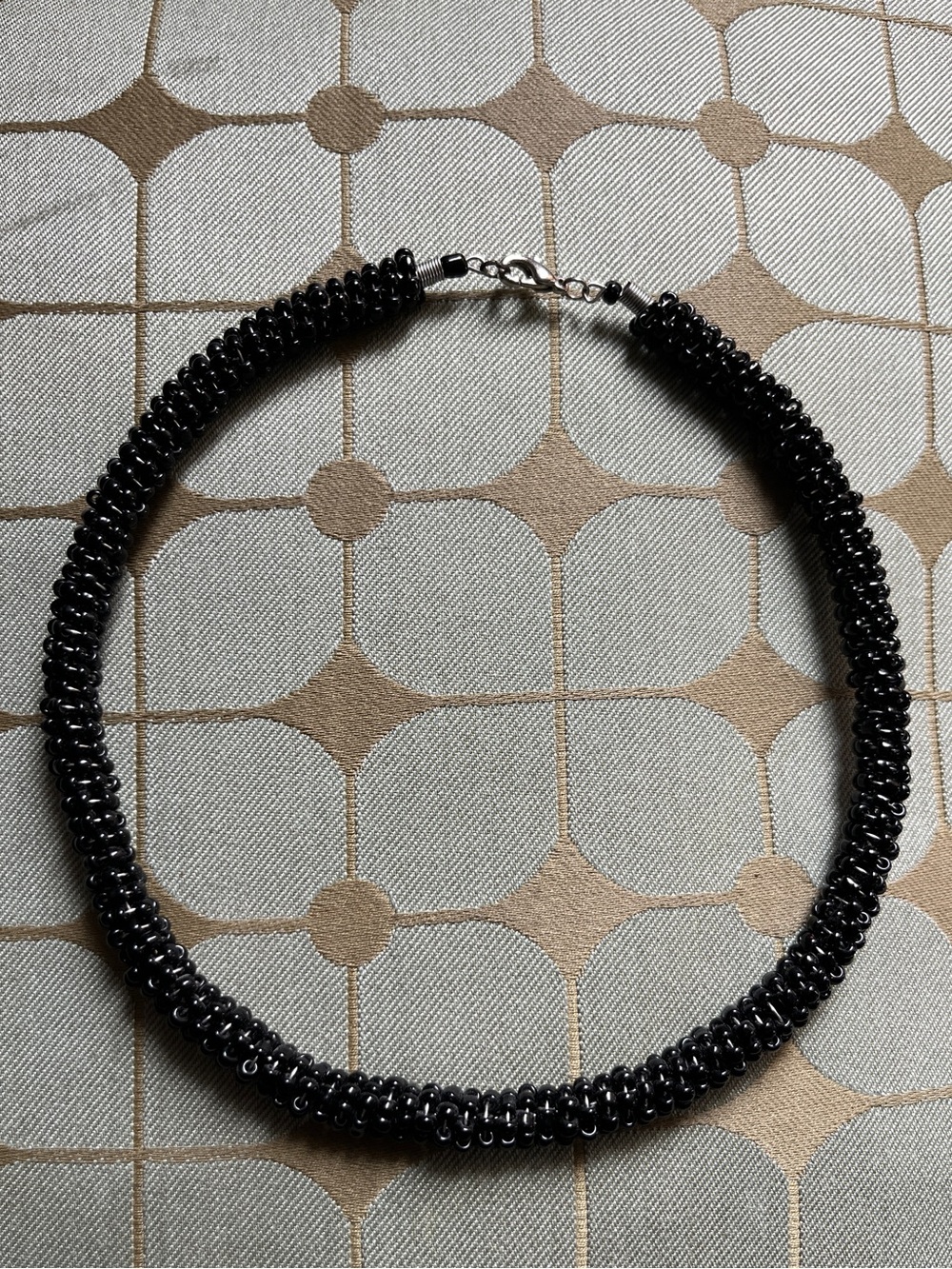 Structured beaded choker necklace